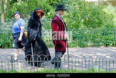 Brighton UK 29 mai 2016 - ce couple semblent trop habillé dans leurs tenues victoriennes comme ils se promener dans le Brighton Pavilion Gardens au soleil comme le beau temps devrait se poursuivre au cours de la bank holiday weekend Crédit : Simon Dack/Alamy Live News Banque D'Images