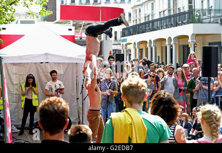Brighton UK 29 mai 2016 - des acrobates à effectuer dans la ville Fringe soleil aujourd'hui que le beau temps devrait se poursuivre au cours de la bank holiday weekend Crédit : Simon Dack/Alamy Live News Banque D'Images