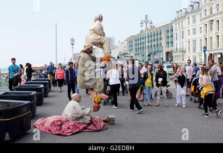 Brighton UK 29 mai 2016 - L'équilibre entre les amuseurs publics sur le front de mer de Brighton, le beau temps devrait se poursuivre au cours de la bank holiday weekend Crédit : Simon Dack/Alamy Live News Banque D'Images