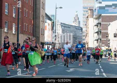 Liverpool, Royaume-Uni. 29 mai 2016. Dans le cas du demi-marathon le long de la rue Tithebarn. Credit : Janet Sheppardson/Alamy Live News Banque D'Images