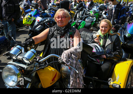 Glasgow, Royaume-Uni. 29 mai, 2016. Les Motards de toute l'Ecosse se sont réunis à Erskine près de Glasgow pour un rallye à vélo moteur à l'appui de l'hôpital pour anciens combattants Militaires d'Erskine May. Il a été estimé que plus de 1 000 motos ont pris part à un défilé autour d'Erskine avant de finir dans les motifs d'Erskine hôpital pour une après-midi de la fête de l'été. Credit : Findlay/Alamy Live News Banque D'Images