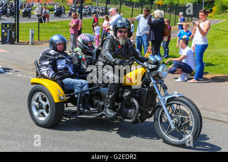 Glasgow, Royaume-Uni. 29 mai, 2016. Les Motards de toute l'Ecosse se sont réunis à Erskine près de Glasgow pour un rallye à vélo moteur à l'appui de l'hôpital pour anciens combattants Militaires d'Erskine May. Il a été estimé que plus de 1 000 motos ont pris part à un défilé autour d'Erskine avant de finir dans les motifs d'Erskine hôpital pour une après-midi de la fête de l'été. Credit : Findlay/Alamy Live News Banque D'Images