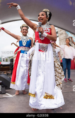 Londres, Royaume-Uni. 29 mai 2016. Les spectacles de danse indonésienne des danses traditionnelles indonésiennes dans le cadre de week-end, une manifestation culturelle internationale tenue à l'extérieur de l'hôtel de ville, dans les champs de potiers, Parc avec le Tower Bridge en arrière-plan. Crédit : Stephen Chung / Alamy Live News Banque D'Images