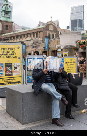 Londres, Royaume-Uni. 29 mai 2016. Une carte d'étude les touristes qui visitent les sites touristiques autour de la Tour de Londres, pendant les week-end férié, peut-être que Londres continue d'être l'une des villes les plus visitées au monde par les touristes internationaux. Crédit : Stephen Chung / Alamy Live News Banque D'Images