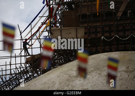 Katmandou, Népal. 29 mai, 2016. Un travailleur monte sur le dessus de la Stupa Boudhanath en construction, site du patrimoine mondial de l'UNESCO à Katmandou, Népal le dimanche, Mai 29, 2016. © Skanda Gautam/ZUMA/Alamy Fil Live News Banque D'Images