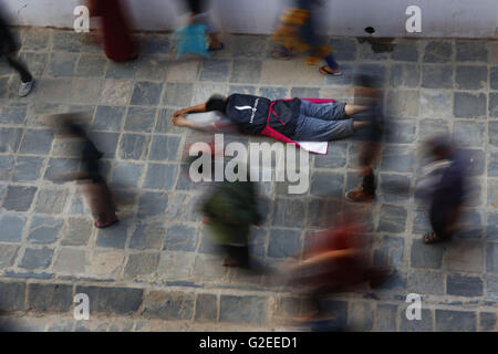 Katmandou, Népal. 29 mai, 2016. Un dévot de donner sur le terrain dans le cadre de prières autour du stupa de Boudhanath, site du patrimoine mondial de l'UNESCO à Katmandou, Népal le dimanche, Mai 29, 2016. © Skanda Gautam/ZUMA/Alamy Fil Live News Banque D'Images