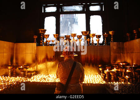 Katmandou, Népal. 29 mai, 2016. Une femme offre des prières en face de Stupa Boudhanath, site du patrimoine mondial de l'UNESCO à Katmandou, Népal le dimanche, Mai 29, 2016. © Skanda Gautam/ZUMA/Alamy Fil Live News Banque D'Images