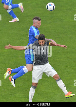 Augsburg, Allemagne. 29 mai, 2016. Sami Khedira de l'Allemagne (en bas) et la Slovaquie de Juraj Kucka en action pendant la match amical entre l'Allemagne et la Slovaquie à l'Arena de-WWK Augsburg, Allemagne, 29 mai 2016. PHOTO : PETER KNEFFEL/dpa/Alamy Live News Banque D'Images