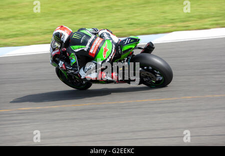 Donington Park, Derby, Royaume-Uni. 29 mai 2016 # 1 Jonathan Rea sortant Goddards et emprunter la Wheatcroft droites au matin warm up Crédit : Steven re/Alamy Live News Banque D'Images