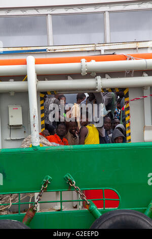 Palerme, Italie. 29 mai, 2016. Les Médecins Sans Frontières (MSF) navire est arrivé au port de Palerme, Italie le 29 mai 2016, transportant environ 600 migrants africains. Crédit : Antonio Melita/Alamy Live News Banque D'Images