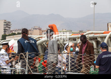 Palerme, Italie. 29 mai, 2016. Les Médecins Sans Frontières (MSF) navire est arrivé au port de Palerme, Italie le 29 mai 2016, transportant environ 600 migrants africains. Crédit : Antonio Melita/Alamy Live News Banque D'Images