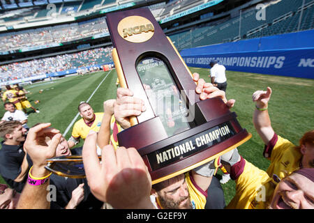 29 mai 2016 : Salisbury Mouette retarder le trophée à la suite de la Division III de la NCAA championship match de crosse entre les mouettes et le Salisbury Jumbos Tufts au Lincoln Financial Field à Philadelphie, Pennsylvanie. Le Salisbury Mouette a gagné 14-13 pour devenir la Division III de la NCAA Champions nationaux. Christopher Szagola/CSM Banque D'Images