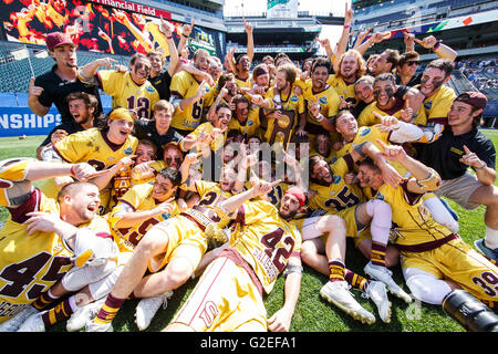 29 mai 2016 : Les membres du Salisbury Mouettes se rassemblent autour de la NCAA Division III Lacrosse Trophée Champion National au cours de la Division III de la NCAA championship match de crosse entre les mouettes et le Salisbury Jumbos Tufts au Lincoln Financial Field à Philadelphie, Pennsylvanie. Le Salisbury Mouette a gagné 14-13 pour devenir la Division III de la NCAA Champions nationaux. Christopher Szagola/CSM Banque D'Images