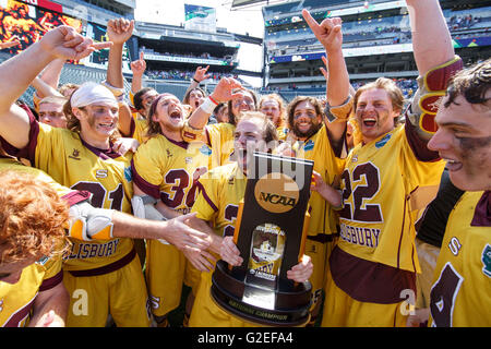 29 mai 2016 : Les membres du Salisbury Mouettes se rassemblent autour de la NCAA Division III Lacrosse Trophée Champion National au cours de la Division III de la NCAA championship match de crosse entre les mouettes et le Salisbury Jumbos Tufts au Lincoln Financial Field à Philadelphie, Pennsylvanie. Le Salisbury Mouette a gagné 14-13 pour devenir la Division III de la NCAA Champions nationaux. Christopher Szagola/CSM Banque D'Images