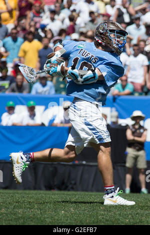 29 mai 2016 : attaque John Tufts Jumbos Uppgren (13) tire la balle pour un but au cours de la Division III de la NCAA championship match de crosse entre les mouettes et le Salisbury Jumbos Tufts au Lincoln Financial Field à Philadelphie, Pennsylvanie. Le Salisbury Mouette a gagné 14-13 pour devenir la Division III de la NCAA Champions nationaux. Christopher Szagola/CSM Banque D'Images