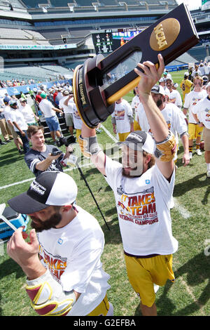 29 mai 2016 : Salisbury Mouette milieu Davis Anderson (35) porte les NCAA Division III trophée Champion National Lacrosse fans à la suite de la Division III de la NCAA championship match de crosse entre les mouettes et le Salisbury Jumbos Tufts au Lincoln Financial Field à Philadelphie, Pennsylvanie. Le Salisbury Mouette a gagné 14-13 pour devenir la Division III de la NCAA Champions nationaux. Christopher Szagola/CSM Banque D'Images