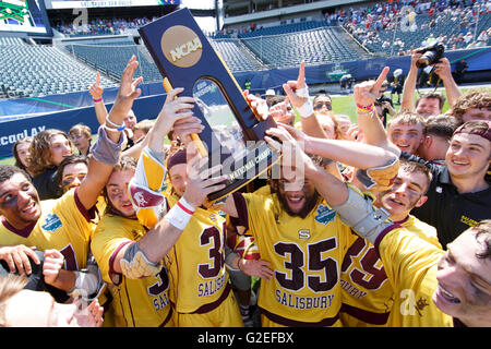 29 mai 2016 : Salisbury Les goélands se réunissent avec la NCAA Division III Lacrosse Trophée Champion National à la suite de la Division III de la NCAA championship match de crosse entre les mouettes et le Salisbury Jumbos Tufts au Lincoln Financial Field à Philadelphie, Pennsylvanie. Le Salisbury Mouette a gagné 14-13 pour devenir la Division III de la NCAA Champions nationaux. Christopher Szagola/CSM Banque D'Images