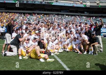 29 mai 2016 : Salisbury Mouettes se rassemblent pour la photo de groupe avec la NCAA Division III Lacrosse Trophée Champion National à la suite de la Division III de la NCAA championship match de crosse entre les mouettes et le Salisbury Jumbos Tufts au Lincoln Financial Field à Philadelphie, Pennsylvanie. Le Salisbury Mouette a gagné 14-13 pour devenir la Division III de la NCAA Champions nationaux. Christopher Szagola/CSM Banque D'Images