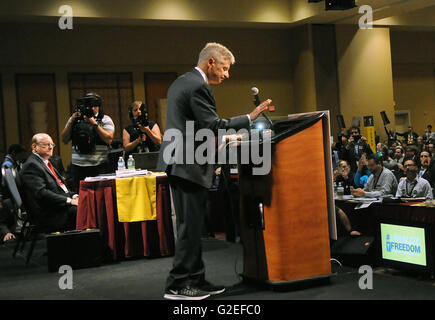 Orlando, Floride, USA. 29 mai, 2016. Le candidat présidentiel du Parti Libertarien, ancien gouverneur du Nouveau Mexique Gary Johnson, donne son discours d'acceptation après avoir remporté l'investiture présidentielle libertaire au libertaire 2016 Congrès de désignation au Rosen Centre Hotel à Orlando, Floride le 29 mai 2016. Johnson a remporté l'élection dans un second tour de scrutin avec 55,8  % des voix. Crédit : Paul Hennessy/Alamy Live News Banque D'Images