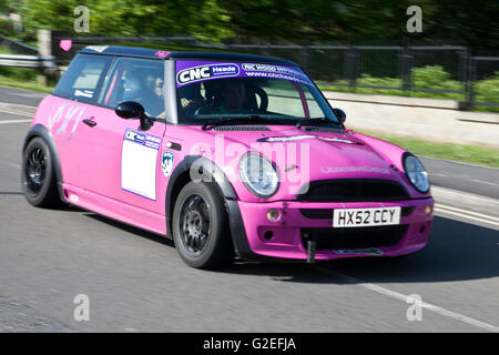 Mini, Cooper, classique, sport, voiture, Pendle, Lancashire, Royaume-Uni. 29 mai, 2016. Les moteurs rugissaient dans tout le matériel roulant collines Pennine aujourd'hui comme de supercars classique au moderne jour est arrivé pour la charité PowerFest répondre à Pendle. Credit : Cernan Elias/Alamy Live News Banque D'Images