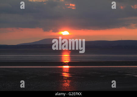 Promenade de Morecambe Morecambe Royaume-uni, 29 mai 2016, coucher de soleil sur la baie de Morecambe clôt un dimanche de vacances Banque Crédit : David Billinge/Alamy Live News Banque D'Images