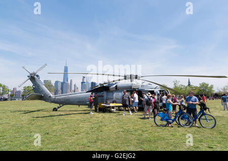 Hélicoptère Seahawk de l'US Navy sur l'affichage à un événement de la Semaine de la flotte à Liberty State Park Banque D'Images