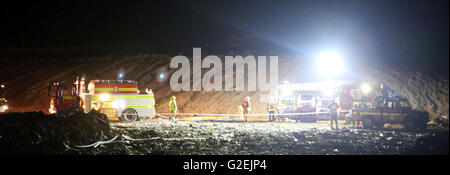 Ringwood, Hampshire, Royaume-Uni. 30 mai, 2016. Quatre-vingts pompiers de stations radio à travers l'Hampshire Dorset et tentent de contenir un incendie qui a éclaté dans une profondeur de 50 pieds et 30 pieds de largeur trou au Veolia brume bleue décharge de Somerley Ringwood, les équipages ont été avertis de l'incendie juste après 19h30 ce soir. Les commandants d'incendie en charge de l'incident ont appelé à deux pompes à haut volume (PVH) du Hampshire et du Dorset pour aider à apporter un grand besoin d'approvisionnement en eau dans une tentative d'éteindre l'incendie. Credit : uknip/Alamy Live News Banque D'Images