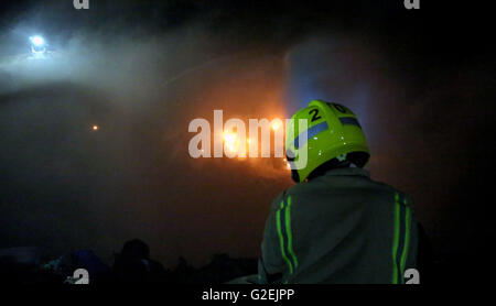 Ringwood, Hampshire, Royaume-Uni. 30 mai, 2016. Quatre-vingts pompiers de stations radio à travers l'Hampshire Dorset et tentent de contenir un incendie qui a éclaté dans une profondeur de 50 pieds et 30 pieds de largeur trou au Veolia brume bleue décharge de Somerley Ringwood, les équipages ont été avertis de l'incendie juste après 19h30 ce soir. Les commandants d'incendie en charge de l'incident ont appelé à deux pompes à haut volume (PVH) du Hampshire et du Dorset pour aider à apporter un grand besoin d'approvisionnement en eau dans une tentative d'éteindre l'incendie. Credit : uknip/Alamy Live News Banque D'Images