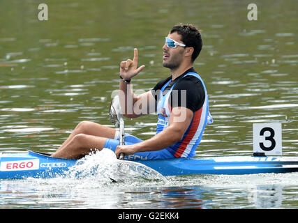 Kayakiste tchèque Josef Dostal (photo) a remporté une course d'un kilomètre à la Fédération Internationale de Canoë (ICF) Coupe du Monde de sprint en canoë à Racice, suivi par l'Allemand Max Hoff et danois Rene Poulsen à Racice, République tchèque, le 28 mai. 2016. (CTK) Zavoral Libor/Photo Banque D'Images