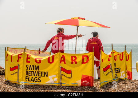 Brighton, UK. 29 mai, 2016. La scène sur la plage de Brighton sur cette belle, ensoleillée et chaude après-midi. Crédit : Andrew Hasson/Alamy Live News Banque D'Images