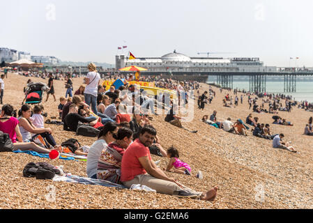 Brighton, UK. 29 mai, 2016. La scène sur la plage de Brighton sur cette belle, ensoleillée et chaude après-midi. Crédit : Andrew Hasson/Alamy Live News Banque D'Images