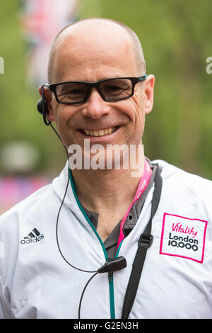 Londres, Royaume-Uni. 30 mai 2016. Le directeur des courses, Hugh Brasher. La vitalité London 10000 m course a lieu dans le centre de Londres avec des coureurs et athlètes en fauteuil roulant avec départ et arrivée sur le Mall. L'événement est aussi le British 10K courir aux championnats du monde. Crédit : Images éclatantes/Alamy Live News Banque D'Images