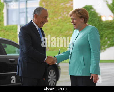 Berlin, Allemagne. 30 mai, 2016. La chancelière allemande, Angela Merkel (CDU) reçoit le président du Portugal, Marcelo Rebelo de Sousa à la chancellerie allemande à Berlin, Allemagne, 30 mai 2016. Photo : Soeren Stache/dpa/Alamy Live News Banque D'Images