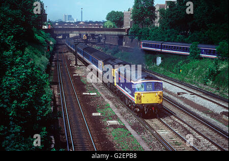 Une paire de locomotives diesel de classe 33 numéros 33114 et 33102 double direction un réseau sud-est 'Network Express' service à Clapham Junction sur la Banque D'Images
