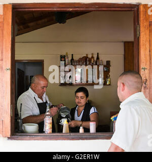 Portrait d'un carré cubaine locale man getting a servi au café Museum de Topes de Collantes, à Cuba. Banque D'Images