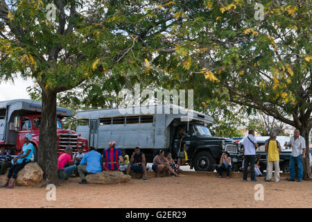 Vue horizontale de personnes attendant à un arrêt d'autobus à Trinidad, Cuba. Banque D'Images