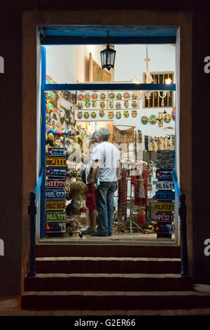 Vue verticale de touristes à la recherche d'une boutique de souvenirs à Trinidad, Cuba. Banque D'Images