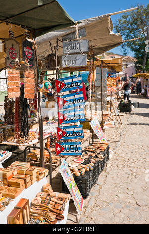 Vue verticale d'une échoppe de marché vendant de l'artisanat cubain de Trinidad, Cuba. Banque D'Images