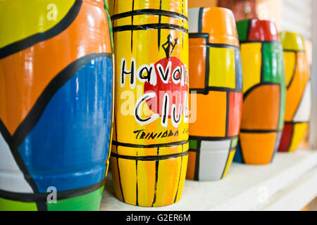 Vue horizontale d'une boutique vendant des vases en céramique de couleur vive à Trinidad, Cuba. Banque D'Images