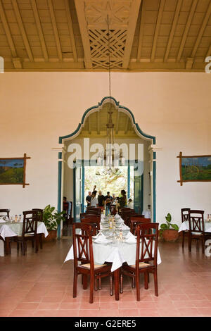 Vue verticale d'une chambre à Manaca Iznaga dans Valle de Los Ingenios définie pour le dîner, à Cuba. Banque D'Images