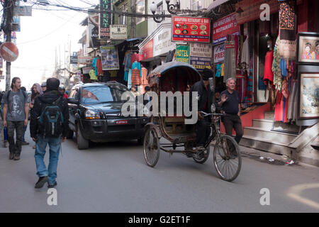 Le trafic avec un mélange d'une voiture et en pousse-pousse quartier de Thamel, Katmandou, Népal, Asie Banque D'Images