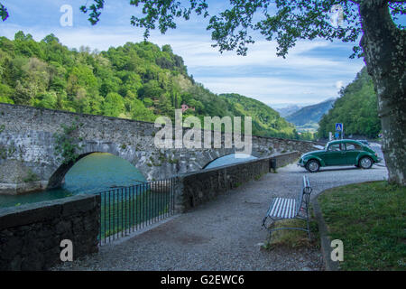 'Pont Ponte della Maddalena' alias 'Ponte del Diavolo" sur la rivière Serchio, Borgo a Mozzano, province de Lucca, Toscane, Italie Banque D'Images