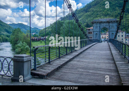 Pont des chaînes dans Bagni di Lucca sur la rivière Lima. Il relie Stadtplatz 2 & Chifenti. La province de Lucques, Toscane, Italie. Banque D'Images