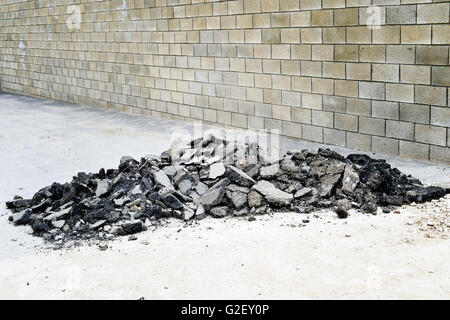 Vieux morceaux d'asphalte empilées dans un tas sur le trottoir. Banque D'Images