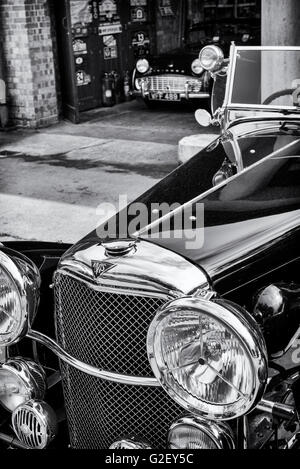 Voiture Vintage Alvis à Bicester Heritage Centre. L'Oxfordshire, Angleterre. Le noir et blanc Banque D'Images