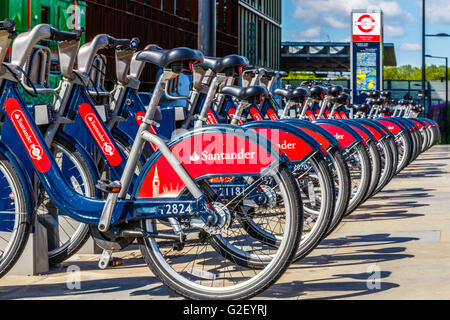 Londres, Royaume-Uni - 23 mai 2017 - Location de vélos location de Santander à l'extérieur de St Pancras station, également connu sous le nom de Boris bikes après la mai Banque D'Images