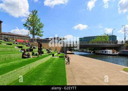 Londres, Royaume-Uni - 23 mai 2017 - Se détendre et profiter du soleil sur la terrasse du grenier Square, King's Cross Banque D'Images