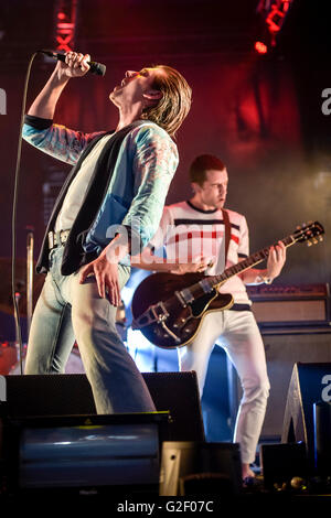 Alex Turner (à gauche) et de Miles Kane de The Last shadow puppets effectuer sur scène, au cours de BBC Radio 1's Big Weekend à Powderham Castle à Exeter. Banque D'Images