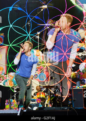 EDITORIAL N'UTILISEZ QUE Coldplay effectuer sur scène lors de BBC Radio 1's Big Weekend à Powderham Castle à Exeter. Banque D'Images