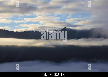 Fogy matin dans les Alpes du Sud. Vue du Mt Robert, en Nouvelle-Zélande. Banque D'Images